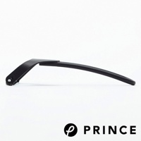 黑色削皮器，由金屬製成，具有彎曲的刀刃和符合人體工學的手柄，設計簡潔。