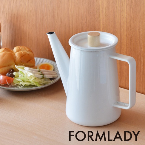 白色日製琺瑯咖啡壺，附木質壺蓋，搭配一盤早餐，包含麵包、沙拉、雞胸肉和水煮蛋。