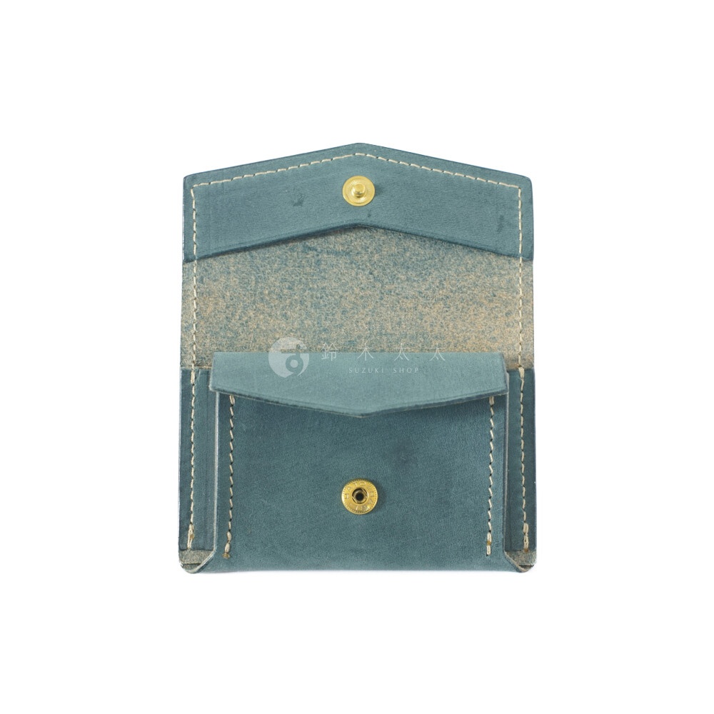 北海道KASANE 職人手作義大利Texas皮革迷你雙折短夾，藍綠色調，以精細縫線勾勒輪廓，設有金屬釦開合的小零錢袋及內層，展現簡約實用的設計。