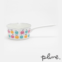 琺瑯單柄牛奶鍋，鍋身飾有粉紅、橘黃、淺藍色調的蘋果圖案，鍋身內側與單柄為白色。