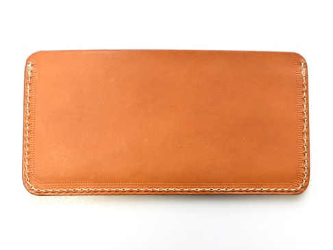 職人手作皮革紙鈔收納夾，採用棕色皮革，邊緣以米白色縫線車縫，設計簡潔，適合收納紙鈔。