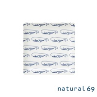 一個白色方形餐盤，表面印滿藍色線條描繪的鯨魚圖案，圖案整齊排列。