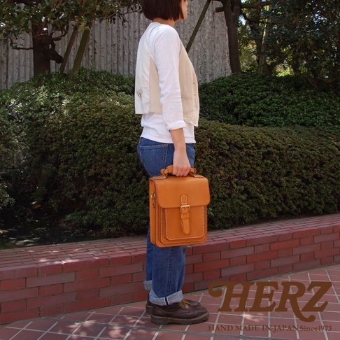 職人手作皮革單肩兩用小方包，選用天然皮革，色澤溫潤，設計簡潔，具備手提與單肩背帶，適合日常攜帶。