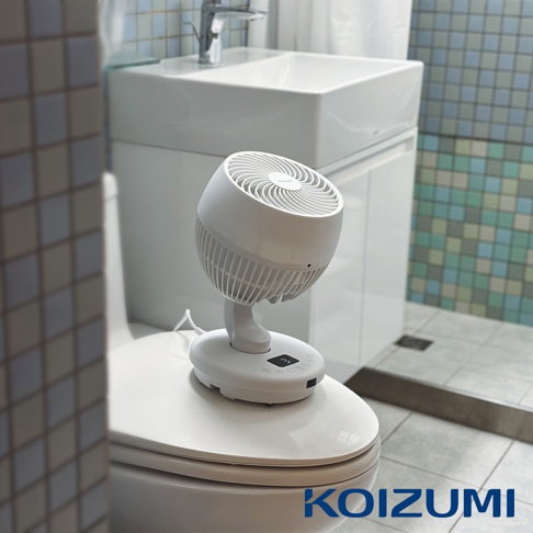 白色鵝頸颶風智能循環扇 KCF-G541 放置於馬桶蓋上，風扇頭為白色圓形，設有網狀格柵，風扇底座為白色圓盤，上面有數位顯示器和控制按鈕。