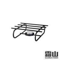 黑色鐵藝烤漆溫茶架，帶有圓形燭杯，可放置茶蠟，整體線條簡潔，用於溫熱飲品。