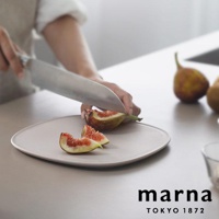 marna TOKYO 1872 品牌標誌，搭配切開的無花果放在盤子上，背景為模糊的廚房場景