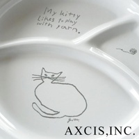白色琺瑯分隔餐盤，印有線條繪製的貓咪圖案、一團毛線球及英文文字「My kitty likes to play with yarn.」。