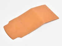 淺棕色皮革製成的 A6 尺寸記事本書套，展現職人手作質感，車縫線清晰，設計簡潔，適合收納筆記本。