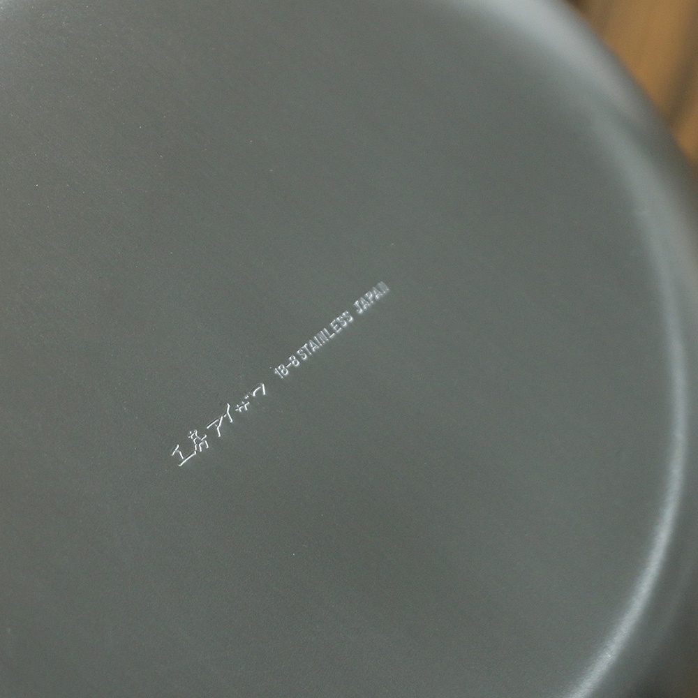 不鏽鋼雙口牛奶鍋，鍋底刻有「18-8 STAINLESS JAPAN」字樣，呈現霧灰色。