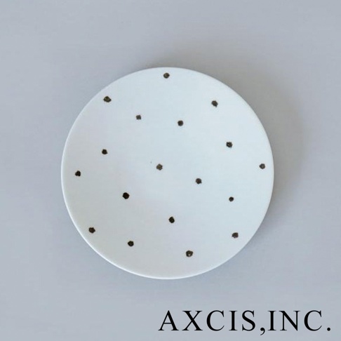 gohara mamiko 美濃燒手繪點心盤，白色陶瓷盤面，點綴著深棕色隨機分佈的圓點圖案。