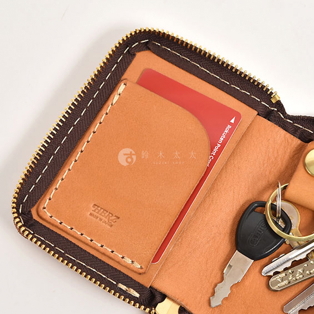 職人手作皮革多用途收納鑰匙包，淺棕色皮革，拉鍊開合，內有卡槽可放卡片，並附有鑰匙圈可掛鑰匙。