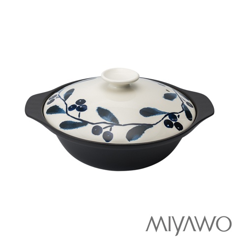 MIYAWO日本宮尾直火系列陶土湯鍋，擁有黑色圓形鍋身與白色圓弧鍋蓋，蓋面繪有細膩的深藍色枝葉與果實圖樣，頂部配有簡約圓形把手，整體風格典雅精緻。
