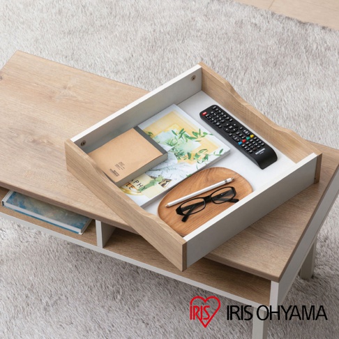 木質茶几 WCT-800，木紋淺棕色桌面，附有白色抽屜，內有筆記本、雜誌、遙控器、眼鏡和觸控筆。