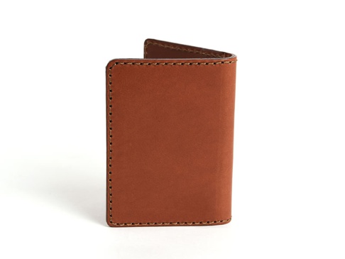 職人手作皮革雙折票券收納夾，淺棕色，表面光滑，邊緣以米色線縫合，設計簡潔。