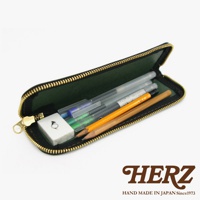 HERZ 手作皮革托盤式收納筆袋，內含多支筆、鉛筆和橡皮擦，展示其精緻工藝和實用性。