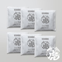 白色無紡布包裝的調濕孟宗竹炭，每包印有「調濕竹炭」字樣和虎形圖案。整體為六件組，擺放於淺灰色背景上。