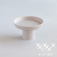 koudai 美濃燒高腳平盤，淺灰色，陶瓷材質，盤緣有立體條紋，底部為圓柱狀支架。