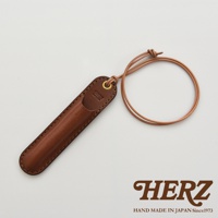 職人手作皮革掛繩筆套，附有品牌標誌，質感棕色皮革，設計簡約。