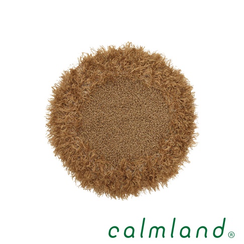 圓形植物盆栽墊，採用棕色編織材質，邊緣帶有流蘇設計，適合放置於室內盆栽下方。