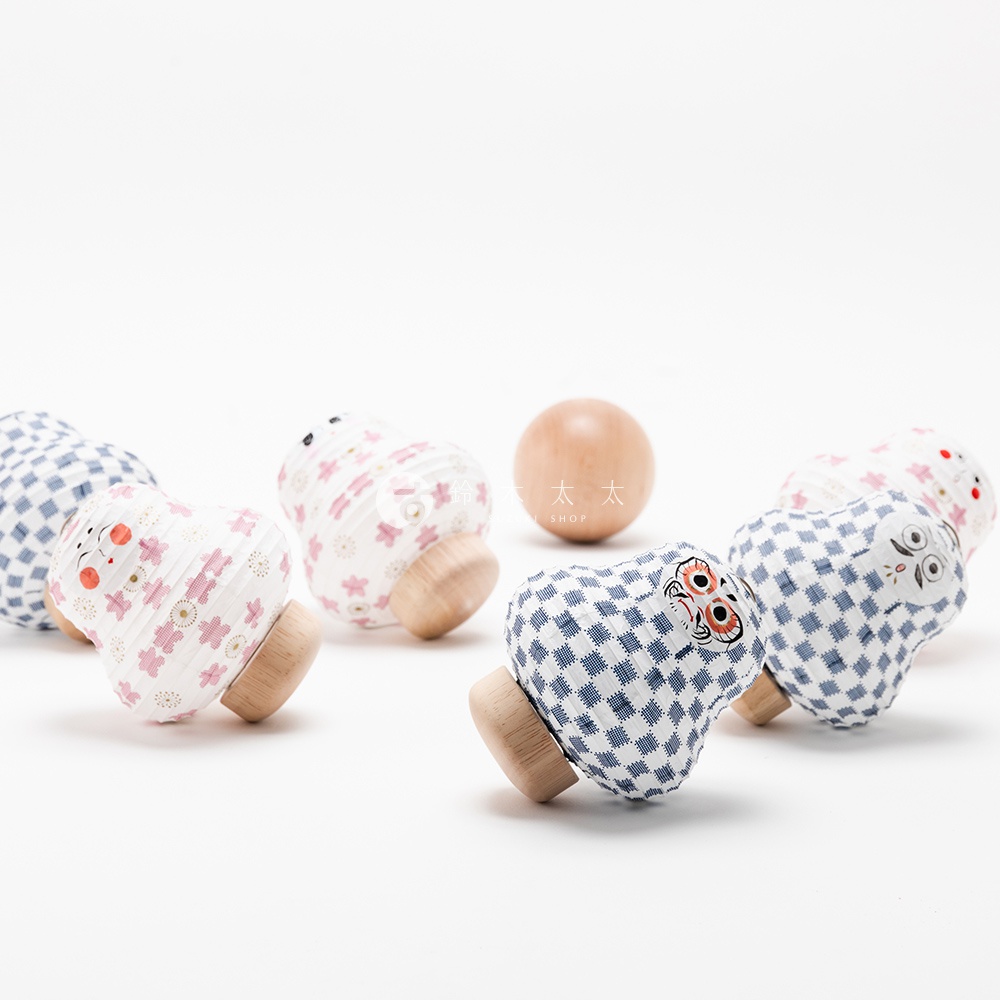 六個達摩不倒翁迷你裝飾提燈，分別印有藍白格紋、粉色小花圖案及達摩臉譜。提燈外層為布料材質，底部為木製。