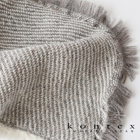 SWELL 質感流蘇鬆餅紋長毛巾，採用灰白色交織的鬆餅紋理，質感柔軟，邊緣帶有細緻的流蘇裝飾。