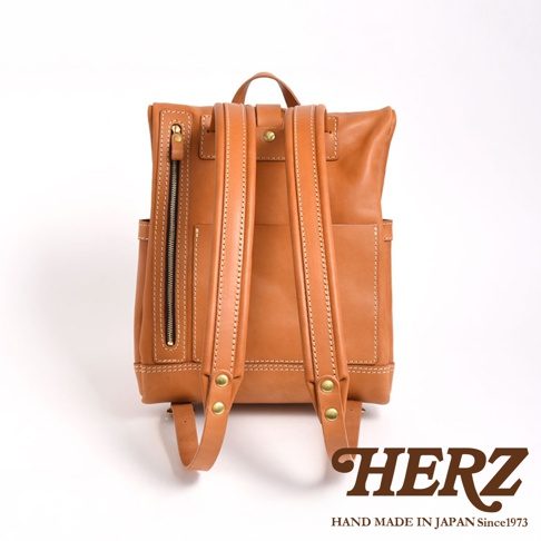 職人手作皮革雙口袋折蓋後背包R-301，焦糖色皮革，附有拉鍊外袋，雙肩帶設計，簡約實用。