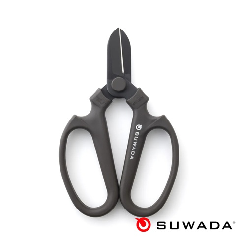 一對日本製造的霧面黑色 SUWADA 專業花剪，採用對稱式長握把設計與弧形刀刃，剪刀上方刻有品牌名稱與產地標識，整體造型簡潔俐落，呈現出高品質金屬材質的工藝質感，底部右下角並附有品牌標誌與名稱。