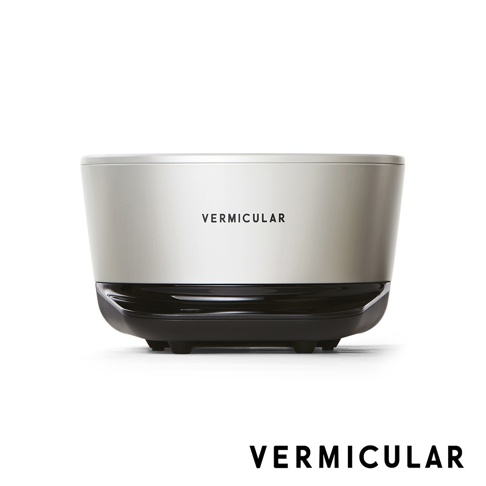 日本Vermicular mini IH琺瑯電子鑄鐵鍋，香檳金色鍋身搭配黑色底座，簡約時尚設計。