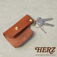 棕色皮革鑰匙套，附黃銅色金屬扣環及兩顆黃銅色按扣，可收納鑰匙。