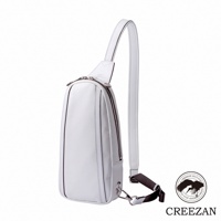 JETTER 隨身側背包 CJTE-021，白色荔枝皮革材質，設有拉鍊主袋和可調節肩帶，搭配金屬扣環。