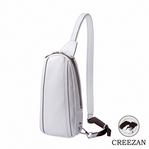 JETTER 隨身側背包 CJTE-021，白色荔枝皮革材質，設有拉鍊主袋和可調節肩帶，搭配金屬扣環。