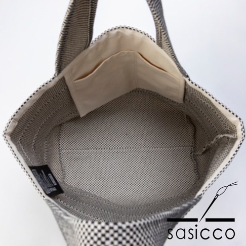 三河木綿刺子織大容量托特包，採用黑白格紋刺子織面料，內有米白色襯裡與兩個內袋，包身結構清晰，細節精緻。