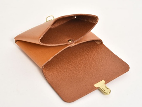 職人手作皮革小卡片收納夾 (KV-1)，淺棕色牛皮製成，翻蓋設計，內有暗扣與金屬鎖扣，適合收納名片或小卡。