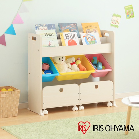 淺木色兒童繪本收納架，附有輪子，頂層擺放多本彩色繪本，中層有三個不同顏色的收納箱，分別裝有玩具熊、娃娃和積木，下層有兩個白色抽屜。