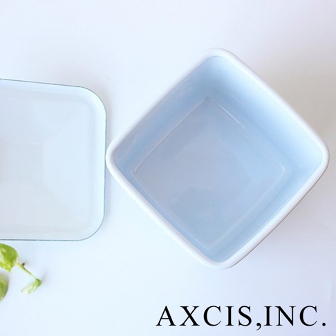 兩個 kukka 琺瑯方形收納盒，一個為白色，帶有綠色細邊；另一個為淺藍色內裡，白色外框。