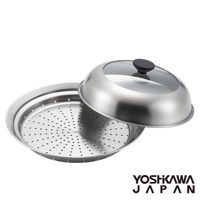 不鏽鋼蒸鍋盤，附有透明玻璃蓋和黑色把手，盤底有密集圓孔，適用於 24-26 公分的平底鍋。