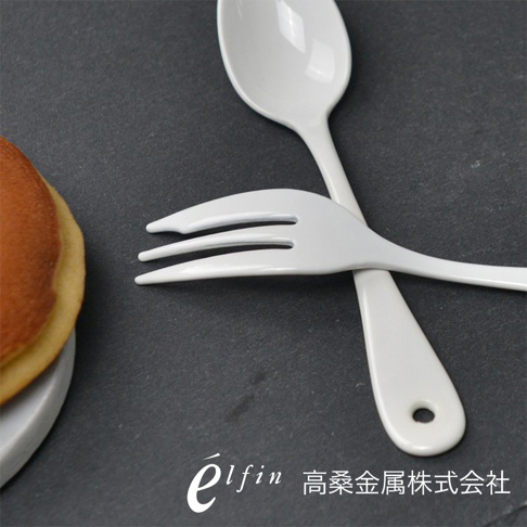 日製白琺瑯水果甜點叉，三齒設計，簡約優雅，適合搭配甜點。