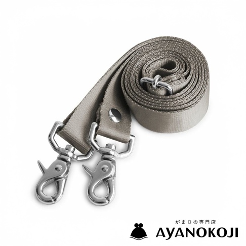 一條灰色尼龍斜背包帶，帶有兩個銀色鉤扣，捲成圓形，底部有 AYANOKOJI 品牌標誌