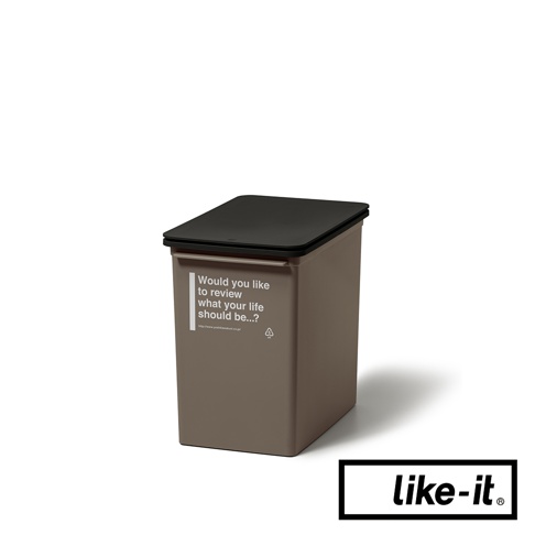 駝色掀蓋式矮版垃圾桶，容量 17L，搭配黑色掀蓋，桶身側面印有白色英文字母和網址。