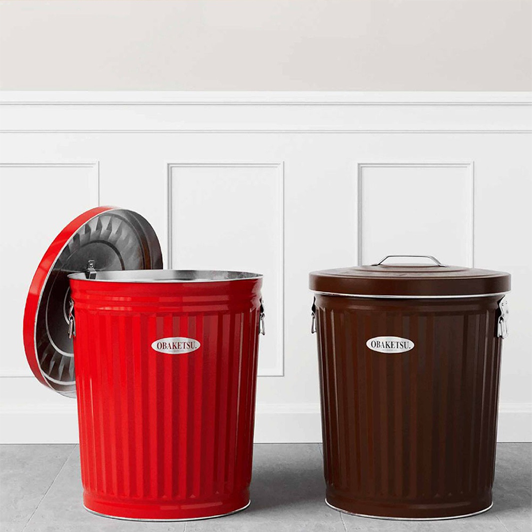 OBAKETSU 標誌的紅色和棕色金屬垃圾桶，紅色垃圾桶的蓋子打開。