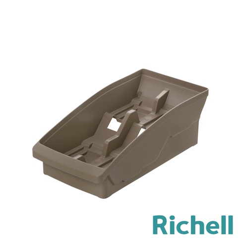 褐色的塑膠櫥櫃式餐碗收納架，內部有分隔架，右下角有Richell品牌標誌