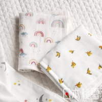 兩條白色紗布方巾，一條印有彩虹和雲朵圖案，另一條印有黃色小果實圖案，下方為印有月亮和星星的白色布條。