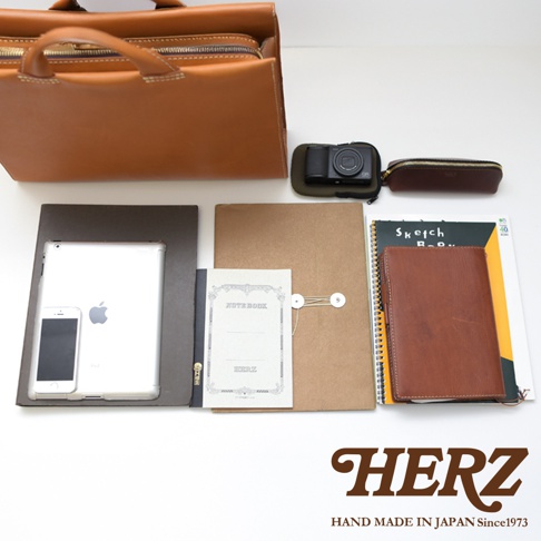 日本HERZ手工皮革商務公事包，搭配iPad、iPhone、相機、筆記本等物品。