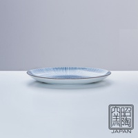 藍染千段十草紋樣的白色陶瓷圓盤，邊緣飾有細緻的棕色線條。