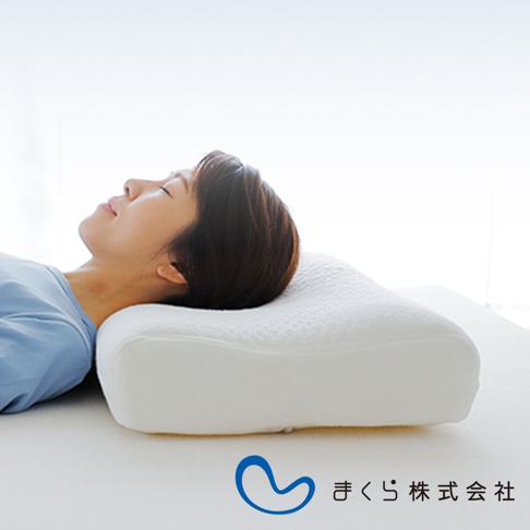 一名女子仰躺於白色釋壓枕上，枕頭為白色，表面有細微紋理，符合人體工學設計。