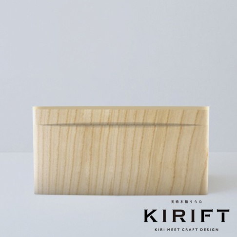 淺色桐木調濕麵包保存箱，箱體呈現自然木紋，箱蓋中央有一道凹槽設計。