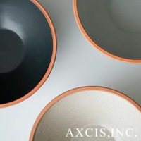 PURE 素燒陶瓷沙拉碗，展示黑色、灰色及米白色三種顏色，碗口邊緣為裸色陶土，材質為陶瓷。