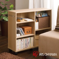 木紋開放式可移動收納架，設有三個開放式層架，左側帶有銀色提把。收納架內置書籍、遙控器、CD、盒子、編織收納籃和文具。