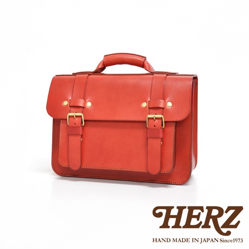 紅色皮革雙扣雙用單肩包，設計簡約，皮革質感佳，配有金屬釦環與提把，適合日常攜帶。