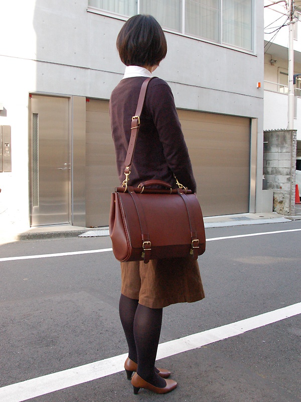 肩掛けで着用してみました。
女性モデル身長164cm。